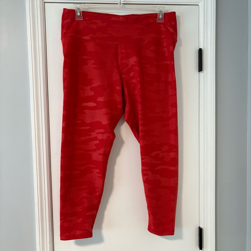 Old Navy Active Elevate Legging go-dry Red Camoflage